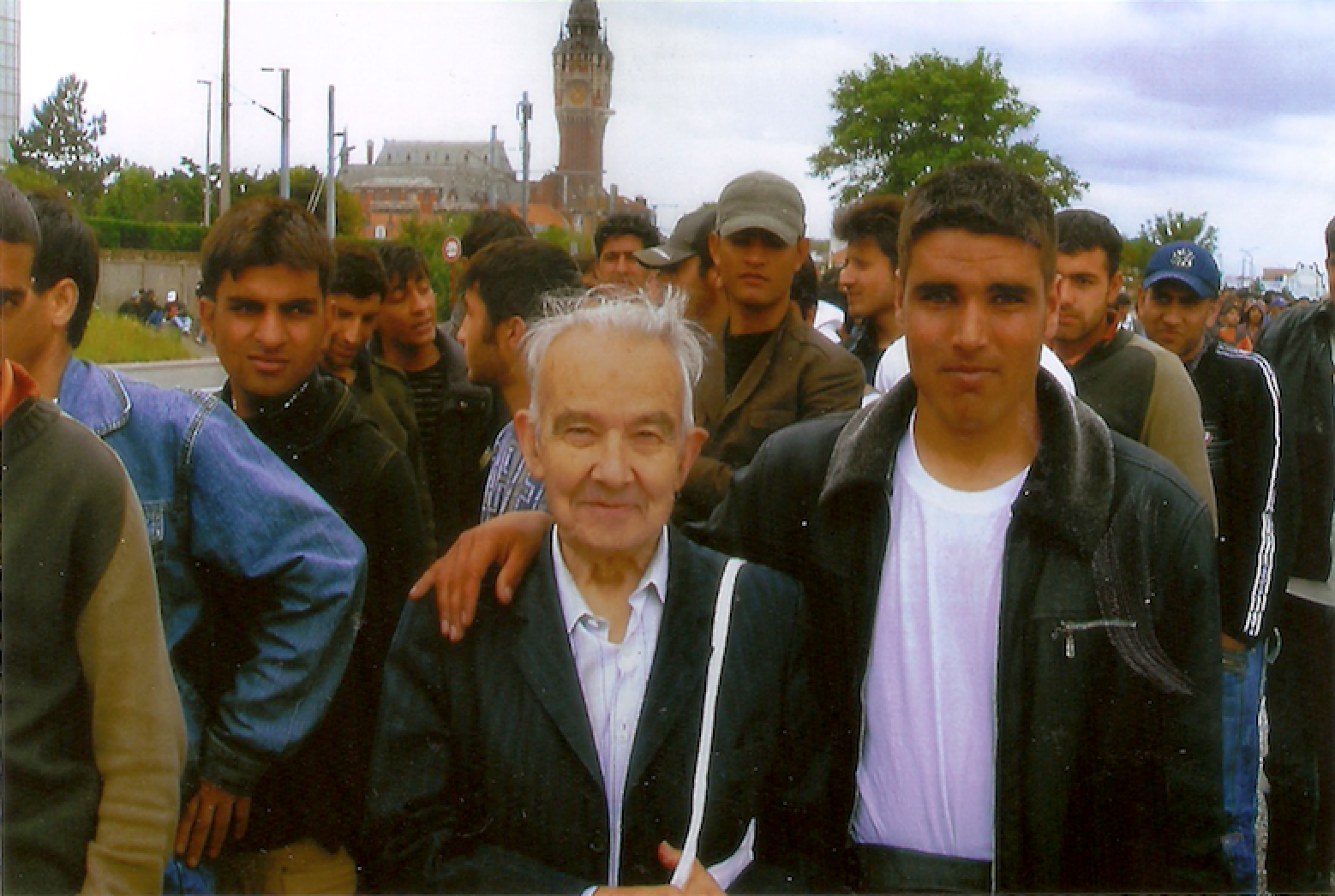Joan Misser amb uns immigrants de la jungla de Calais. Formava part d'un comitè de suport. Maig del 2009.