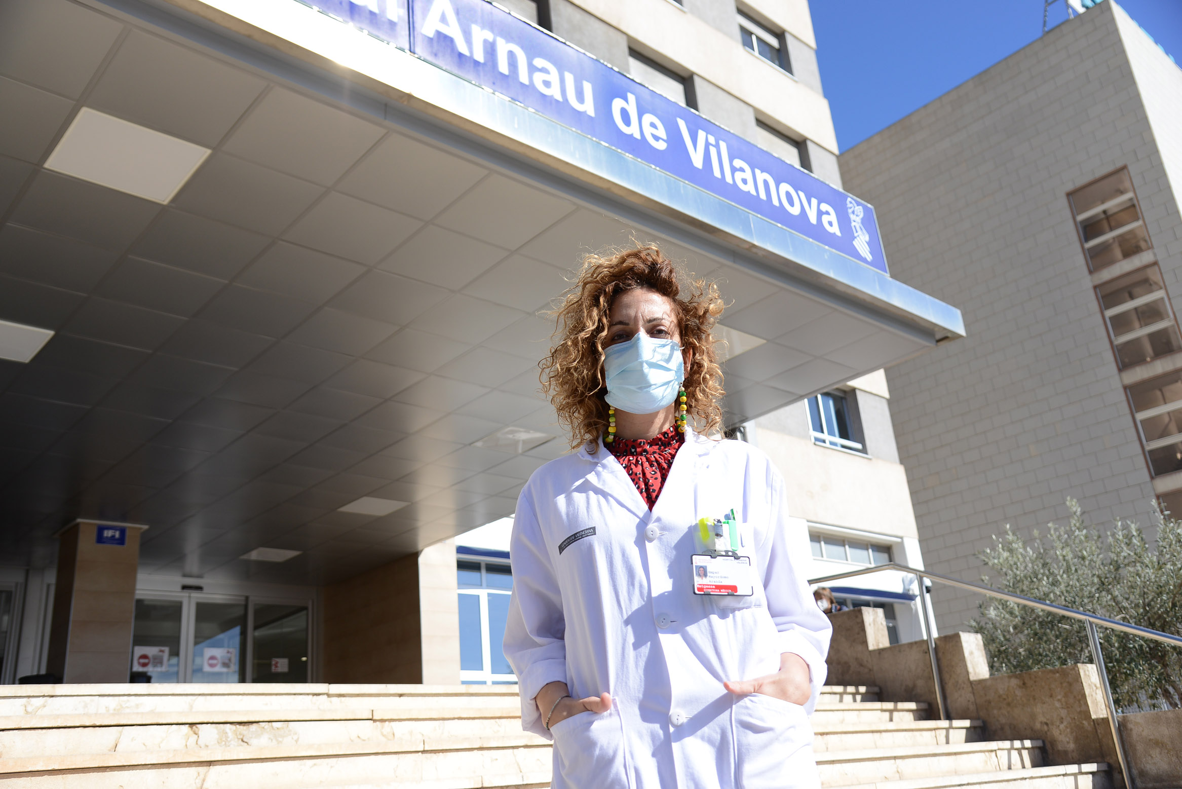 La doctora Empar Mayordomo a les portes de l'hospital Arnau de Vilanova de València (fotografies: Prats i Camps)