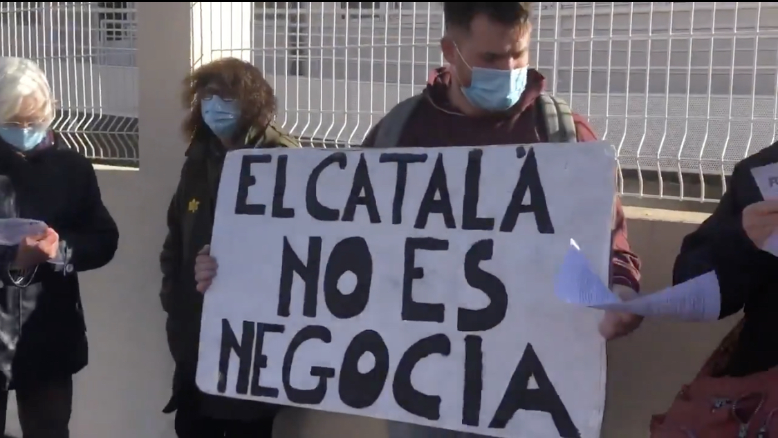 Manifestants a Perpinyà en defensa del català a l'escola pública.