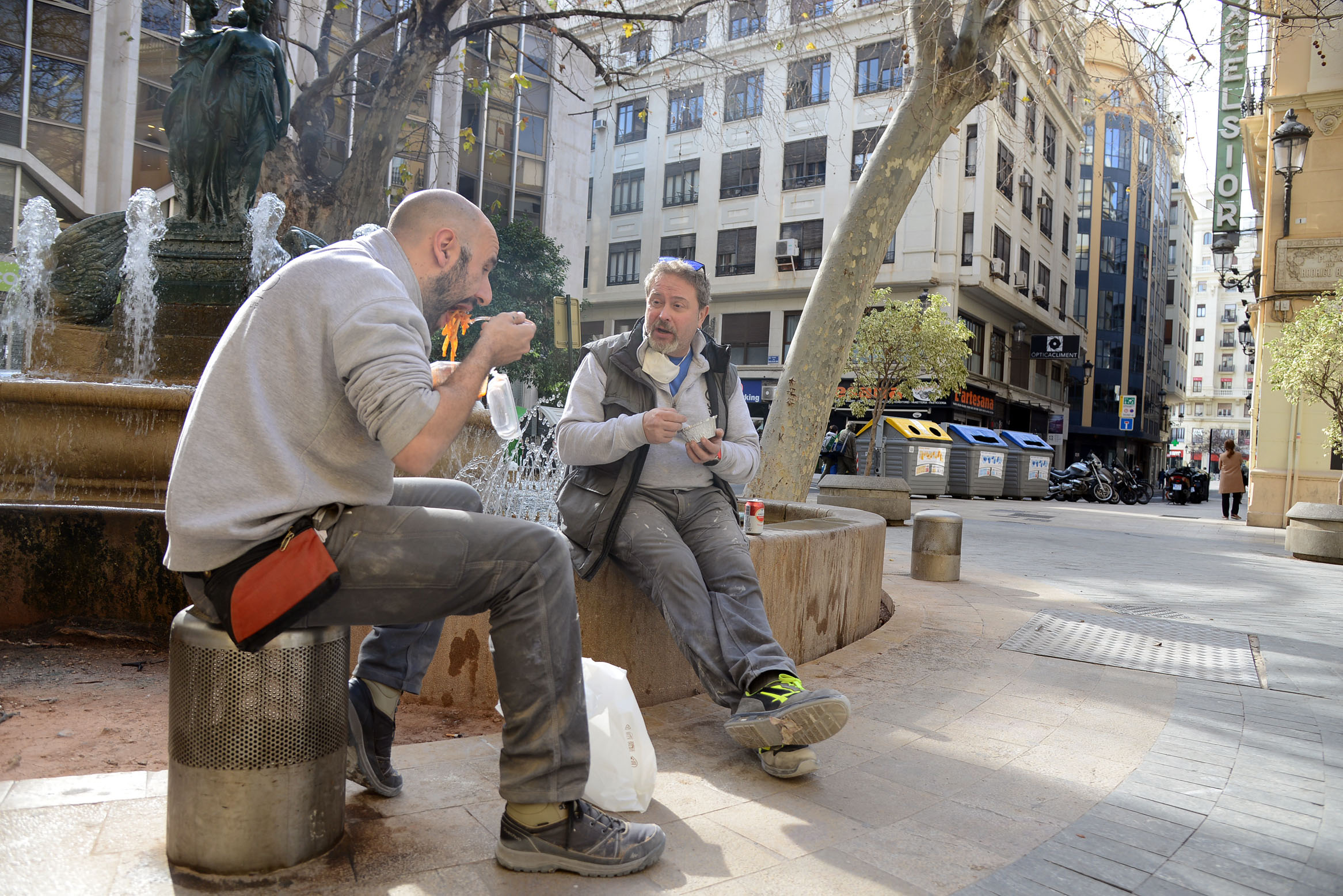 Treballadors dinant al carrer al centre de València, que té tota l'hoteleria tancada (fotografia: Prats i Camps).
