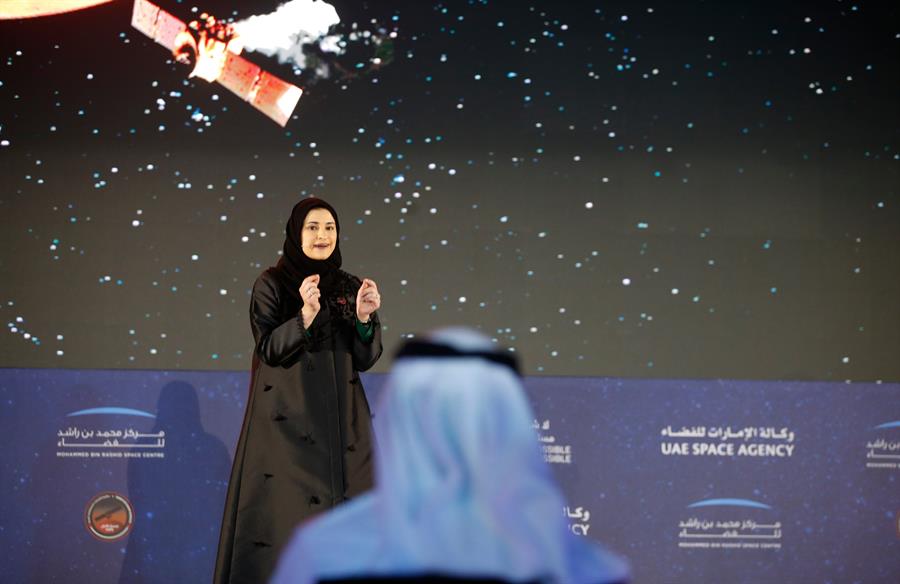 La ministra de tecnologia dels Emirats, Sarah al-Amiri, parlant durant la retransmissió de l'entrada en òrbita de la nau Hope