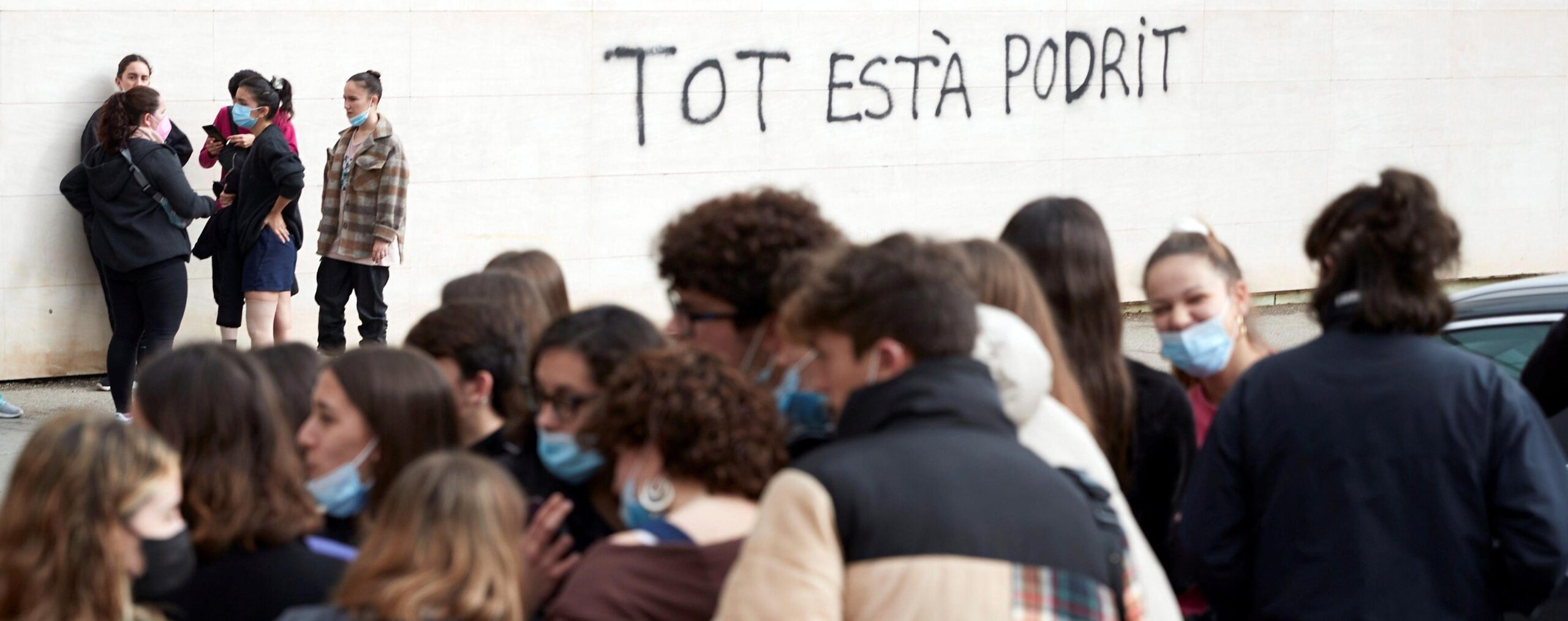 Alumnes en protesta a les portes de l’Institut del Teatre (fotografia: Alejandro García-Efe).