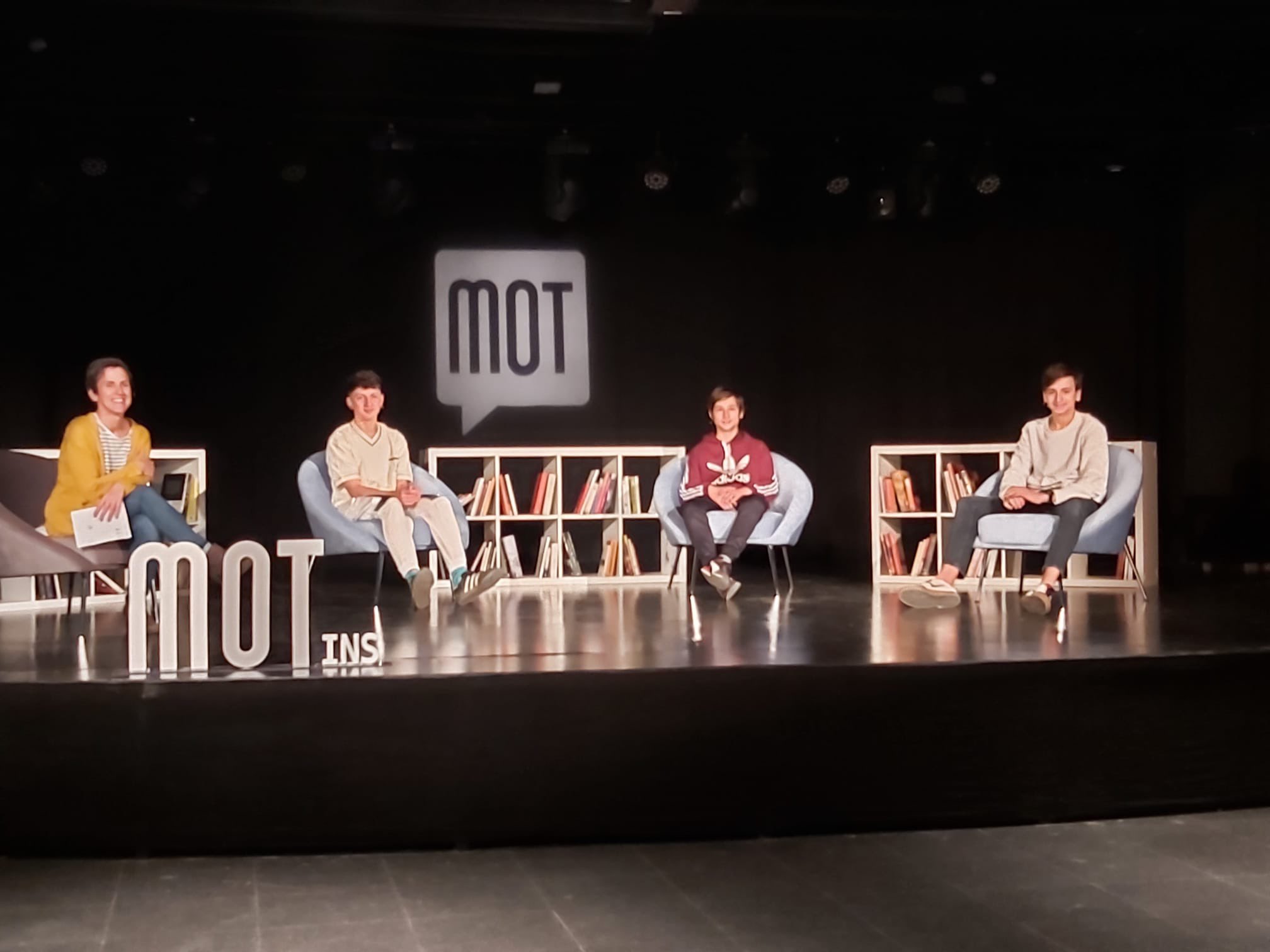Àgata Losantos (coordinadora del Mot), amb Pol Pintor, Isaac Sarola i Pau Verdaguer, que debateren a distància amb Marta Cava