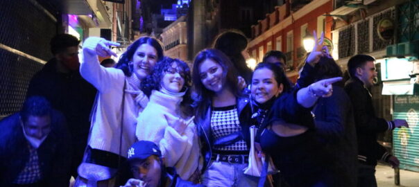 Un grup de joves francesos de festa pels carrers del centre de Madrid (Foto: ACN)