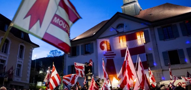Celebració, amb banderes del Jura, de la victòria en el referèndum de Moutier