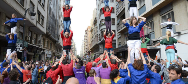Actuació a València de la Nova Muixeranga d'Algemesí i la Muixeranga d'Alacant