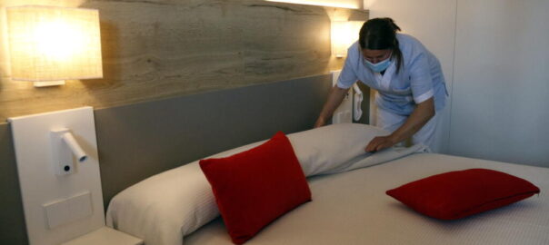 Una cambrera de pis fent un llit en un hotel de la Costa Brava (fotografia: ACN).