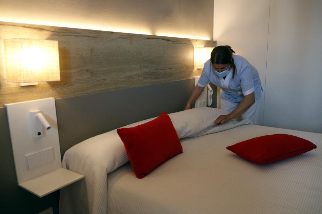 Una cambrera de pis fent un llit en un hotel de la Costa Brava (fotografia: ACN).