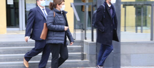 Alcázar (darrere), acompanyat dels seus advocats a la sortida dels jutjats de la ciutat després de declarar, el passat 9 d'abril. Fotografia: ACN