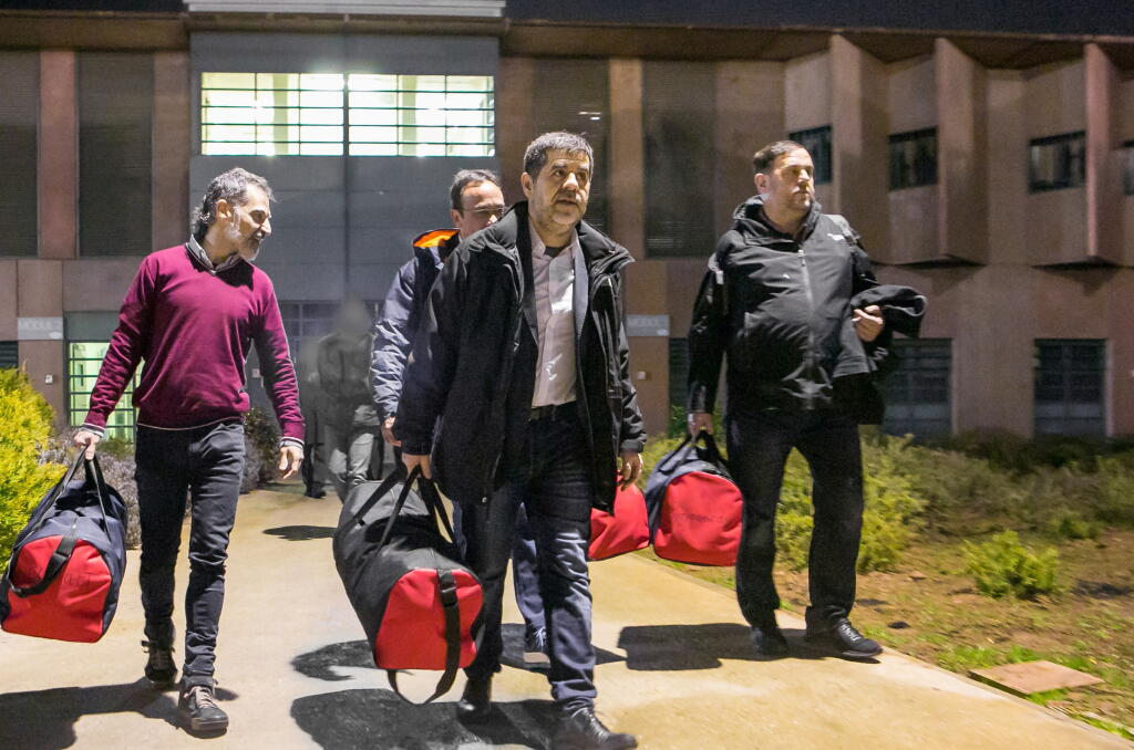 Pla general de Jordi Cuixart, Josep Rull, Jordi Sànchez i Oriol Junqueras sortint de la presó de Lledoners durant el seu trasllat a Madrid pel judici de l'1-O