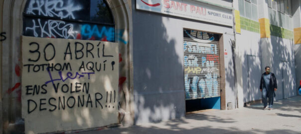 Pla general de l'entrada del Gimnàs Social Sant Pau (fotografia: ACN).