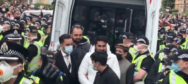 La policia de Glasgow allibera a dos immigrants
