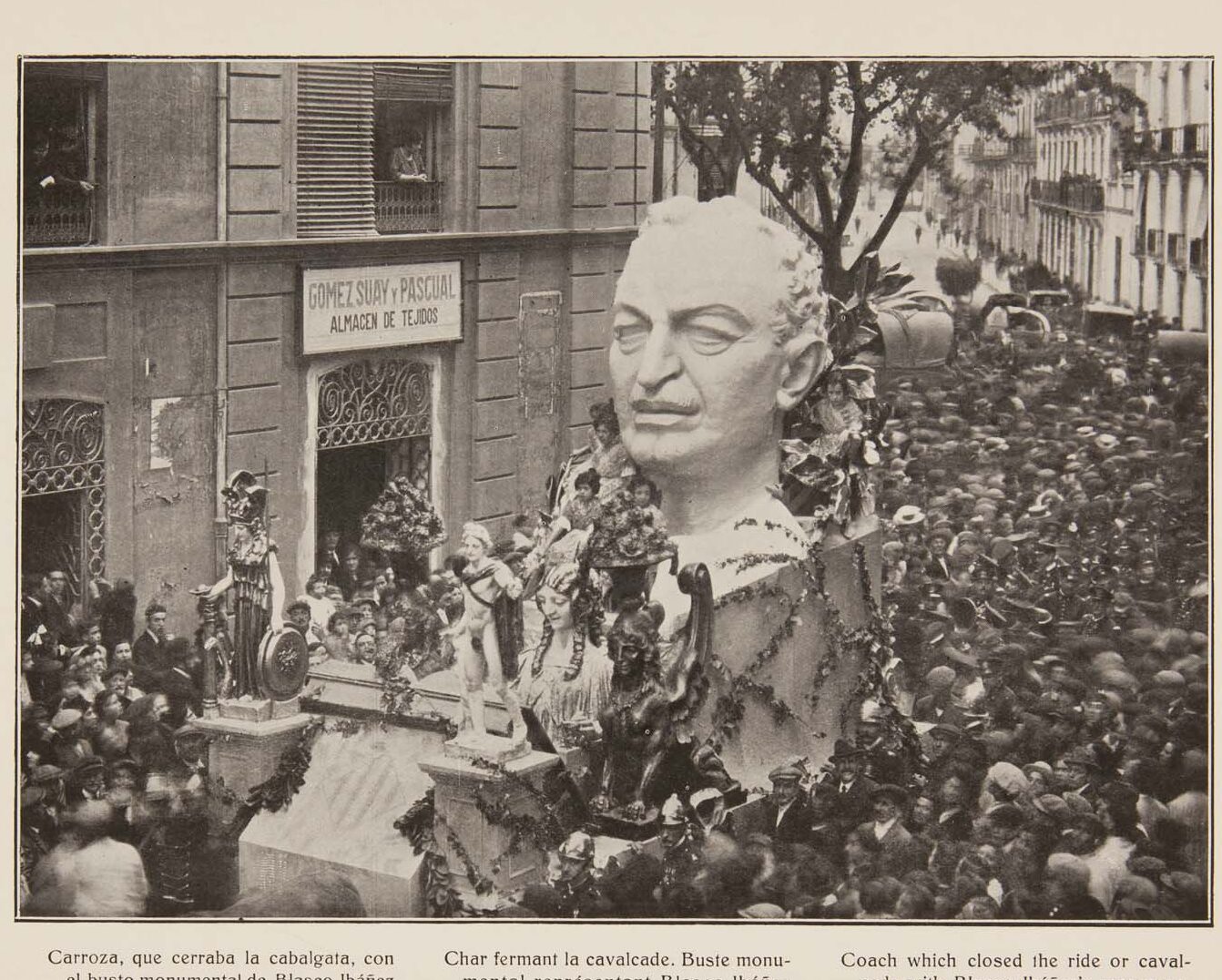 La carrossa amb el bust de Blasco Ibánez pel carrer de la Pau (imatges de la Biblioteca Valenciana Digital).