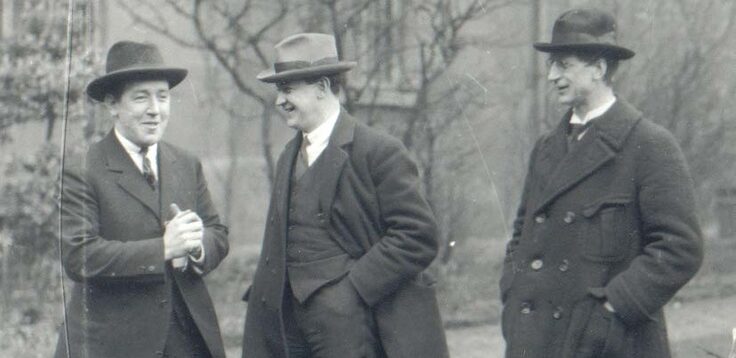 Harry Boland (a l'esquerra), Michael Collins (al centre) i Éamonn de Valera (a la dreta).