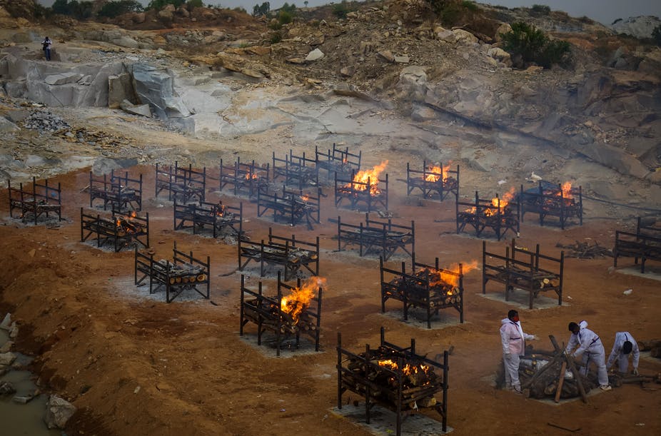 Cremacions en massa a Bengaluru arran de la xifra elevada de morts per covid-19 | Fotografia: Abhishek Chinnappa/Getty Images