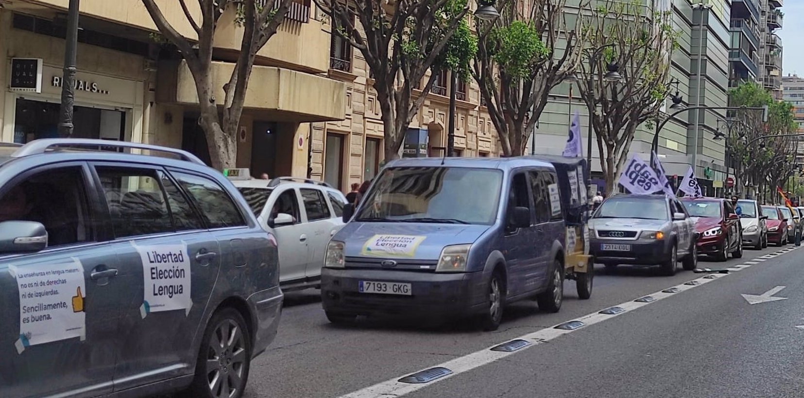 La petita caravana antivalenciana al seu pas pel carrer Colom de València