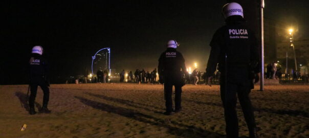 Fotografia d'arxiu d'agents de la Guàrdia Urbana de Barcelona a la sorra de la platja de Sant Miquel, a la Barceloneta,