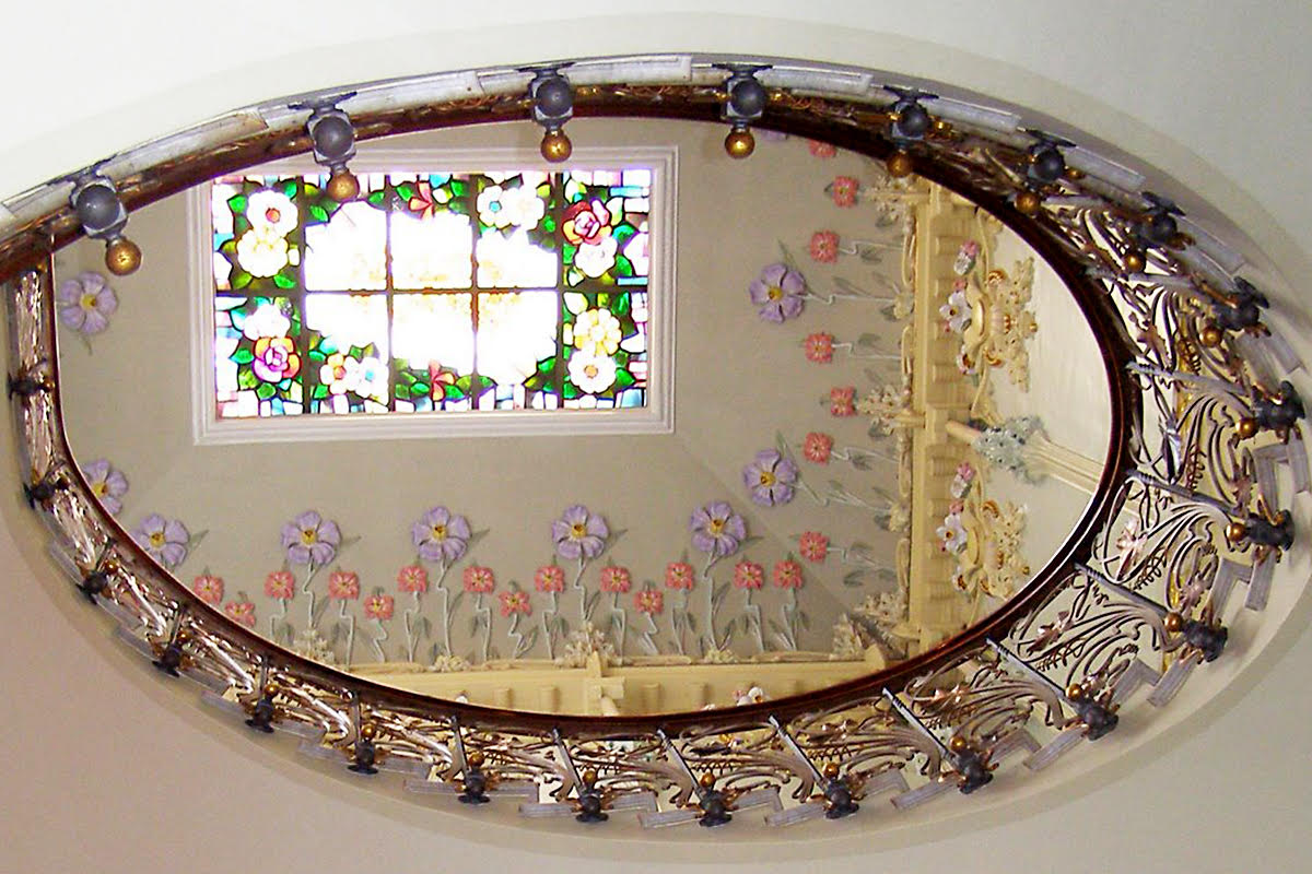 Vitralls amb detalls florals al sostre de la Casa Museu de Novelda, un edifici emblemàtic del modernisme al País Valencià.