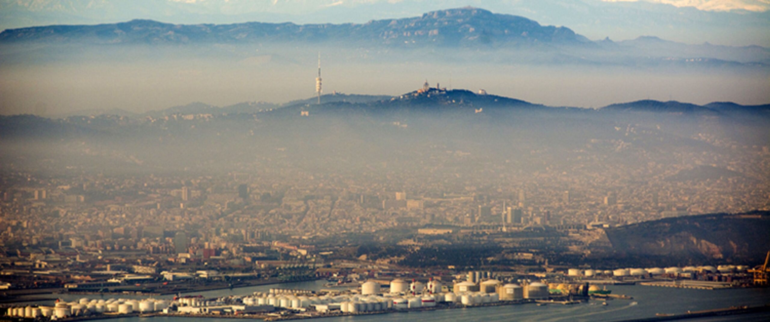 Núvols de contaminació sobre Barcelona, una de les imatges del pavelló català. Foto: Jon Tugores