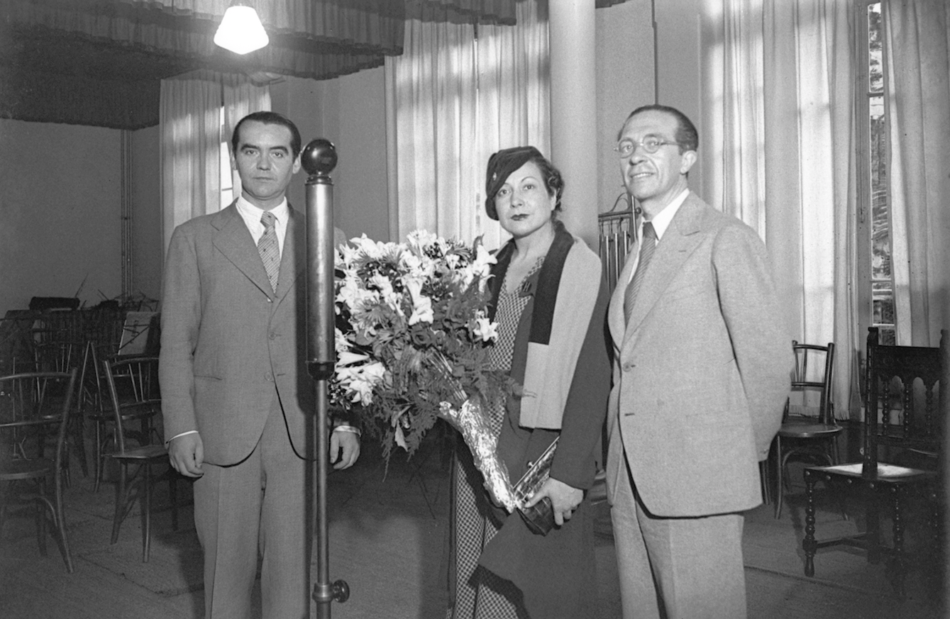 García Lorca, Margarida Xirgu i Cipriano Rivas Cherif a Ràdio Associació de Catalunya (ANC. Brangulí fotògafs).