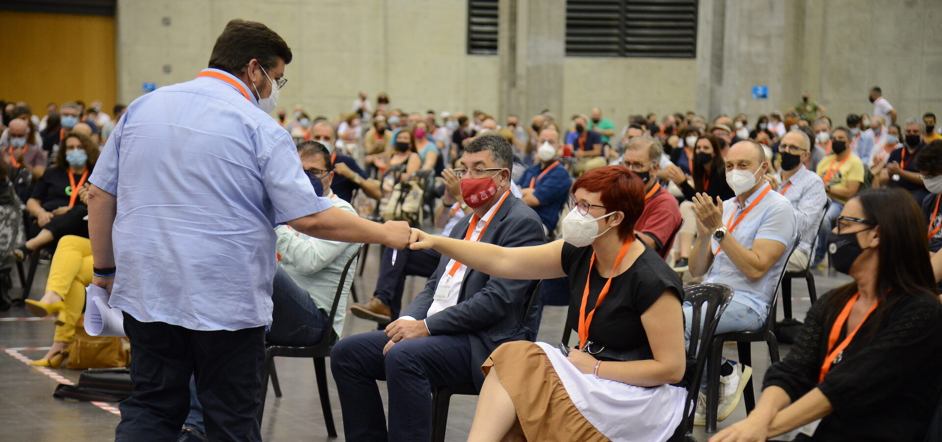 Àlex Ruiz saluda Àgueda Micó després de pronunciar el discurs de candidatura. (Fotos: Prats i Camps)