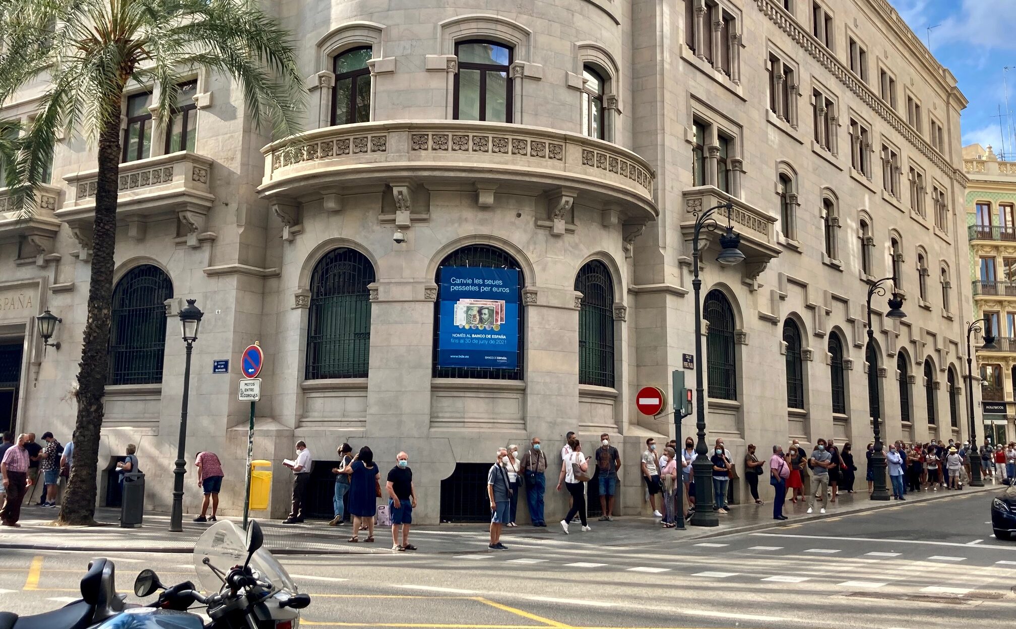 La cua rodeja la seu del Banc d'Espanya a València