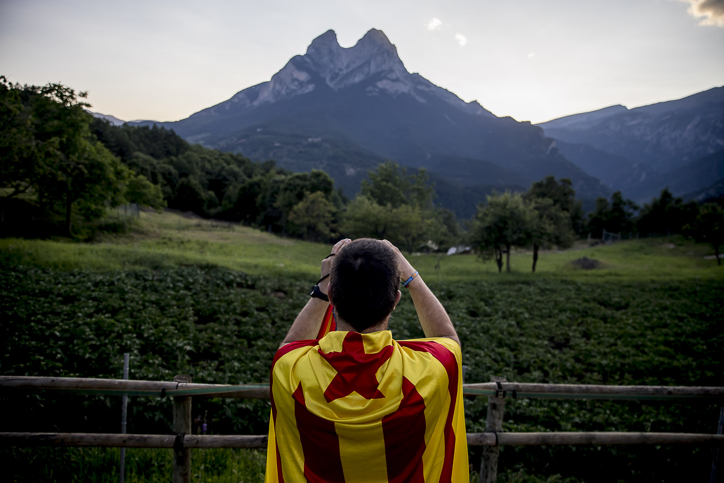 Fotografia d'arxiu d'un nen amb estelada davant el Pedraforca (fotografia: Albert Salamé).