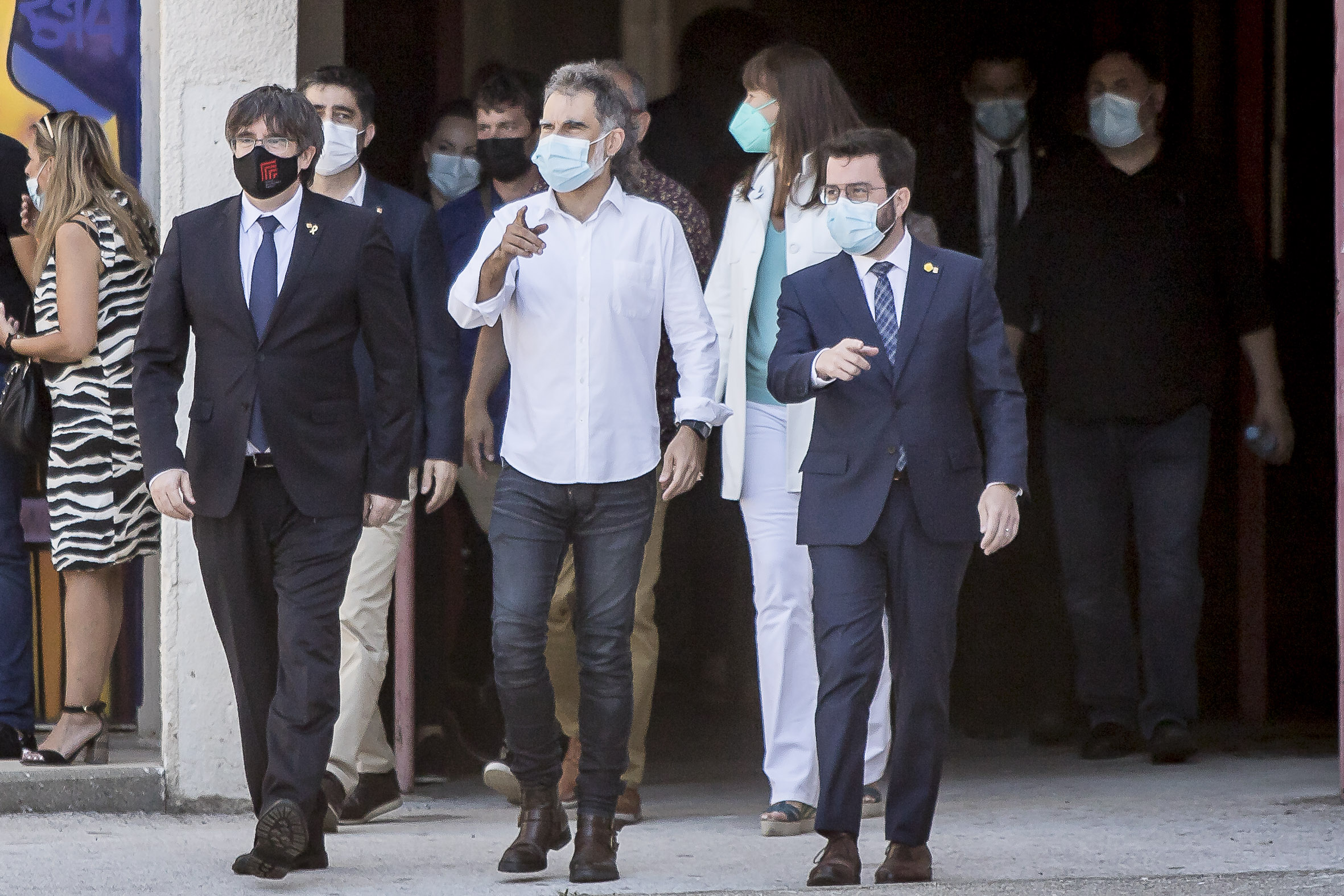 Els presidents Puigdemont i Aragonès, amb Jordi Cuixart, en un acte a Elna durant la pandèmia.