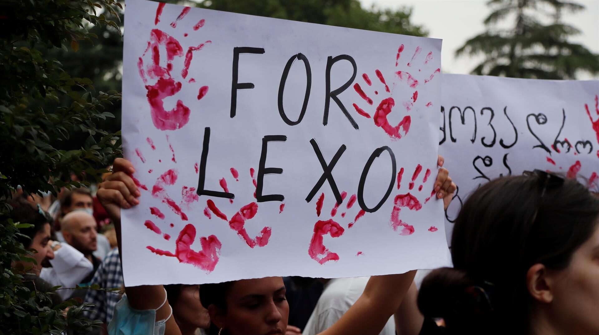 Cartell de la concentració per a condemnar la mort del càmera Alexander 'Lexo' Lashkarava. Foto: EFE