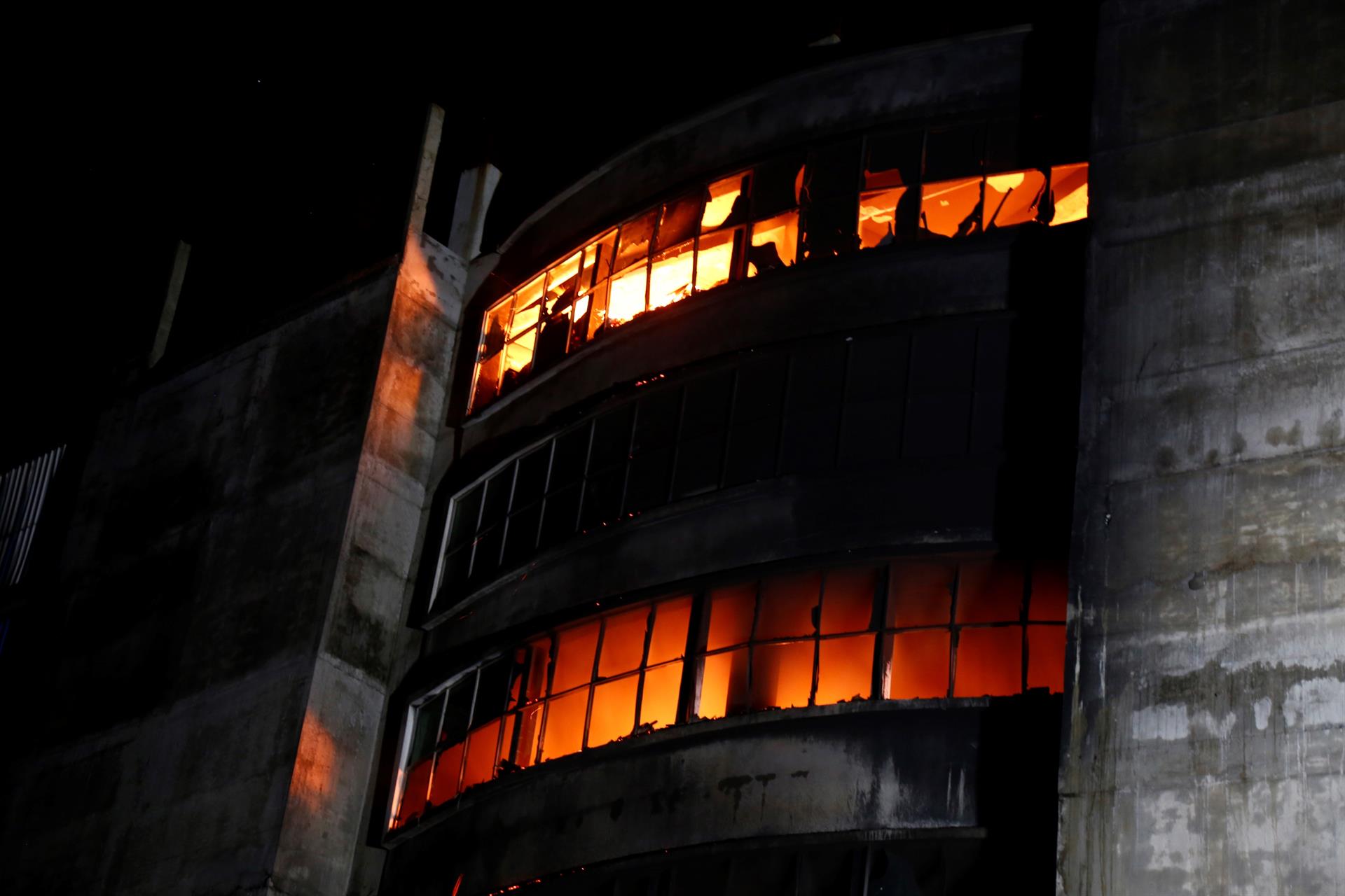Fàbrica Hashem Foods Limited incendiada als afores de Dacca, Bangladesh | Foto: EFE