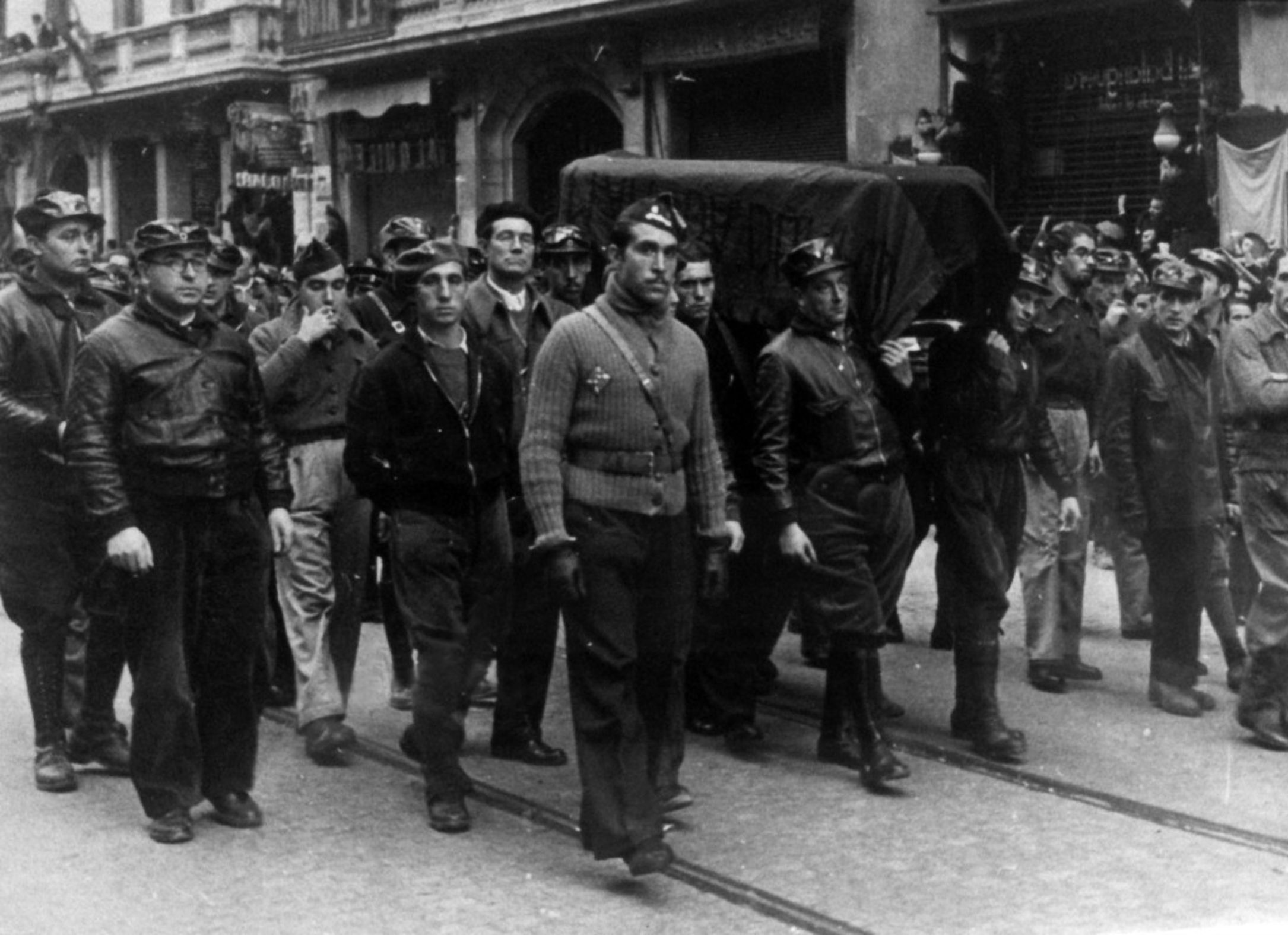 Carl Einstein, segon per l'esquerra, amb ulleres, encapçalant el seguici funebre de Durruti.