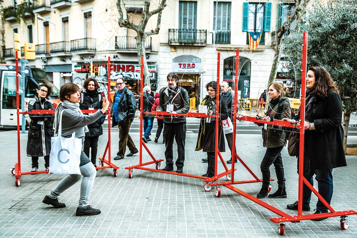 Intervenció del projecte ConsCIÈNCIES a la Plaça, en col·laboració amb Nus Teatre i estudiantat de l’escola de disseny Elisava per a la Biennal Ciència i Ciutat, celebrada a Barcelona el 2019 i organitzada per l’Institut de Cultura de Barcelona. / Foto: Thomas Vilhem