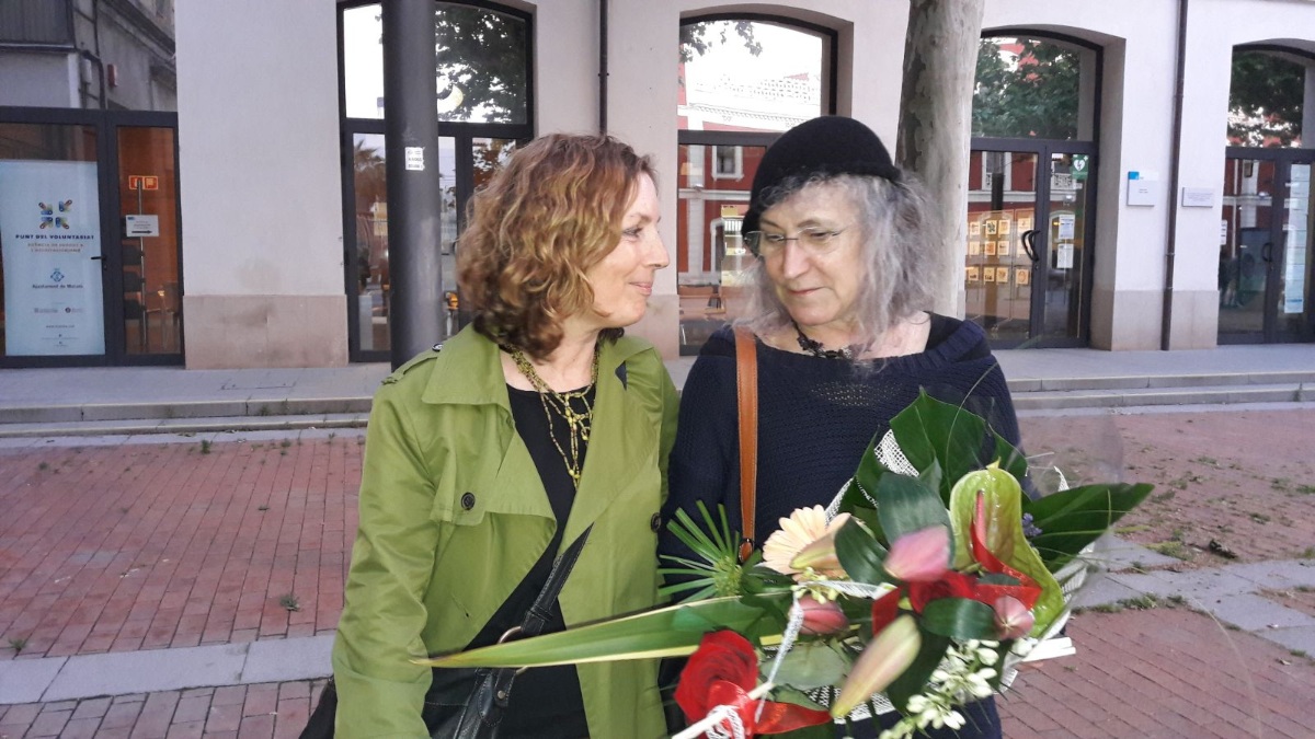 D'esquerra a dreta: Marta Pera Cucurell i Teresa d'Arenys, dues de les poetesses que inclou el volum.