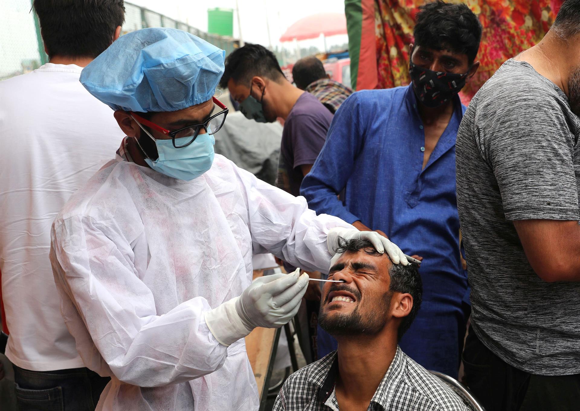 Prenen una mostra nasal d'un home per fer una prova diagnòstica de la covid a Srinagar, la capital del Caixmir indi. Fotografia: EFE/EPA/FAROOQ KHAN