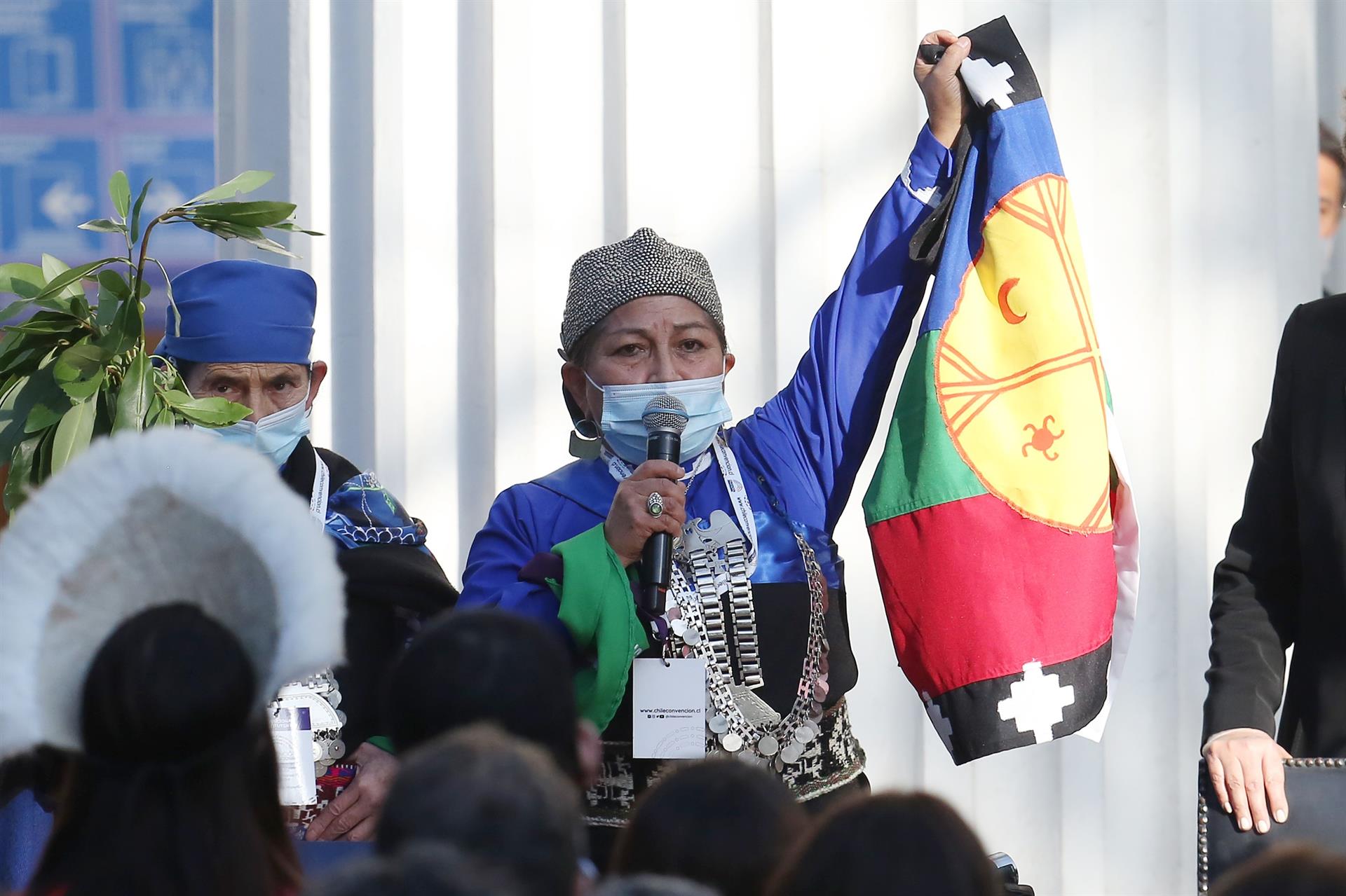 La presidenta de la convenció, Elisa Loncón, enarbora la bandera de la nació maputxe