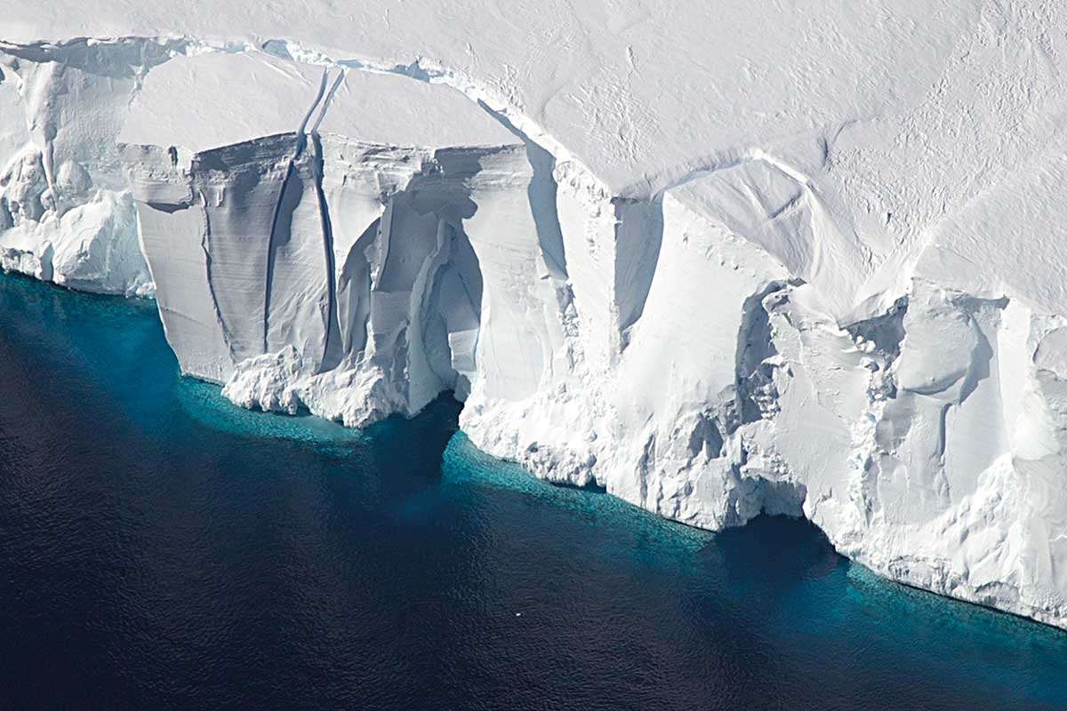 La pèrdua de gel marí no contribueix a l’augment del nivell de la mar, ja que aquest sura a causa de la seua menor densitat respecte a l’aigua. Per tant, quan el gel marí es fon, es converteix en aigua de nou i ocupa menys volum, exactament el de la part que estava submergida quan encara era gel. / Foto: NASA/Jeremy Harbeck 2016
