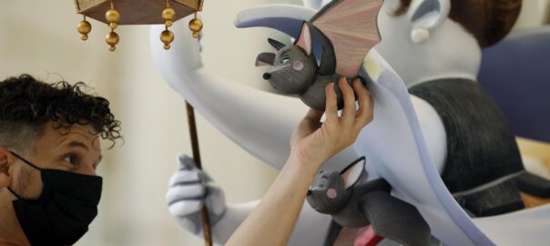 Els artistes fallers enllesteixen els últims detalls per la plantada. Fotografia: EFE/Ana Escobar