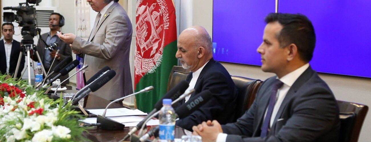 El governador del Banc Central de l'Afganistant, Ajmal Ahmady (esquerra), en una conferència de premsa amb l'ex-president afganès Ashraf Ghani
