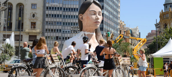 Un grup de turistes observa el remuntatge de 'La Meditadora'. (Imatges: Prats i Camps)