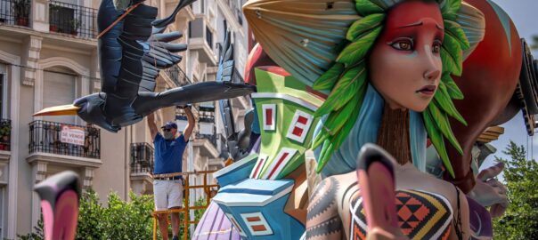 Una part important de la falla Sueca-Literat Azorín ja ocupa la cruïlla dels dos carrers (EFE / Biel Aliño)