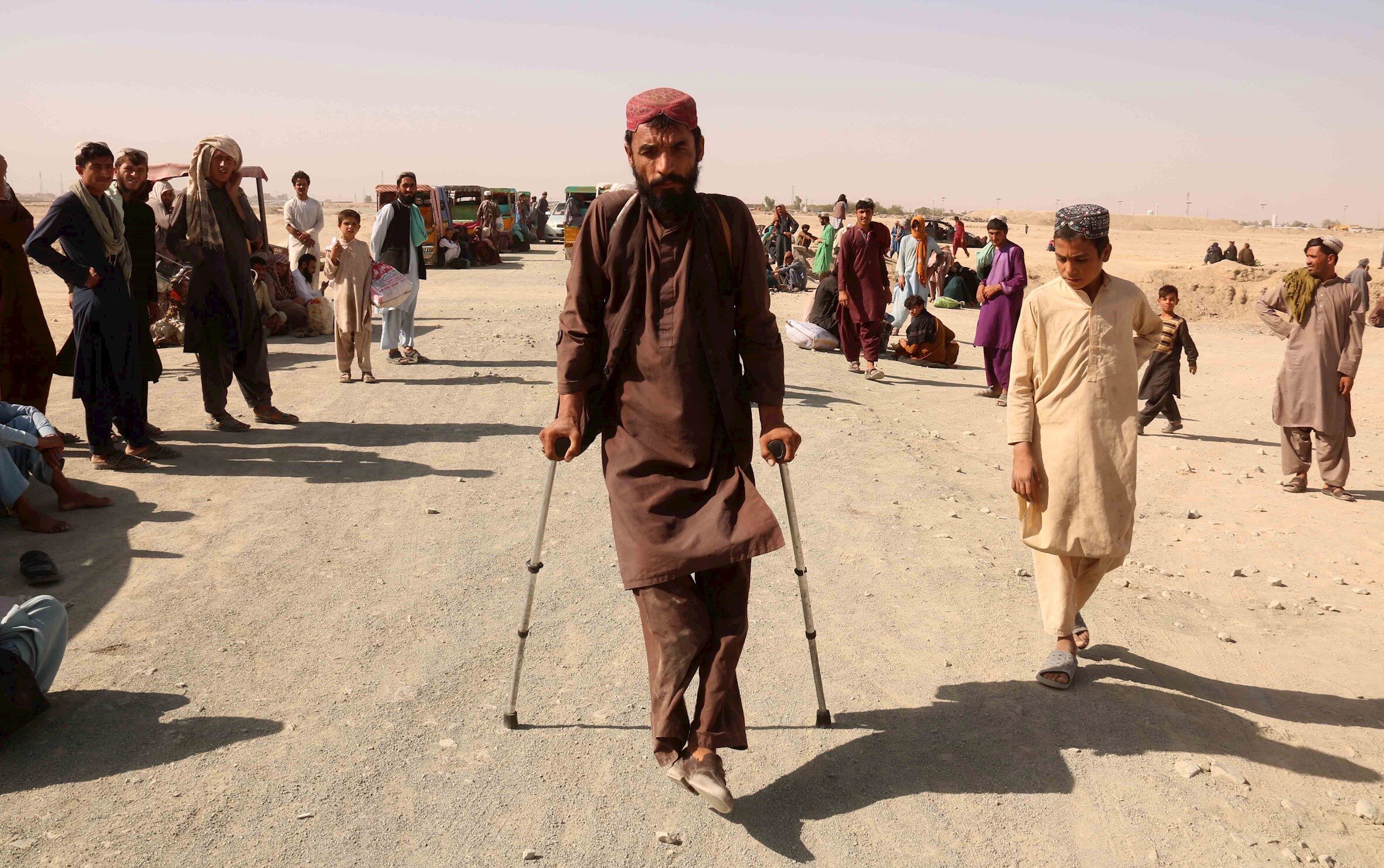 Afganesos encallats a la frontera pakistanesa esperen la seva reobertura després que fos tancada pels talibans que han pres el control del costat afganès de la frontera a Chaman per la banda del Pakistan | Akhter Gulfam