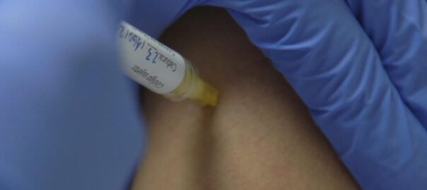 Primera administració del vaccí contra la covid-19 d'Hipra a un voluntari. Fotografia: ACN