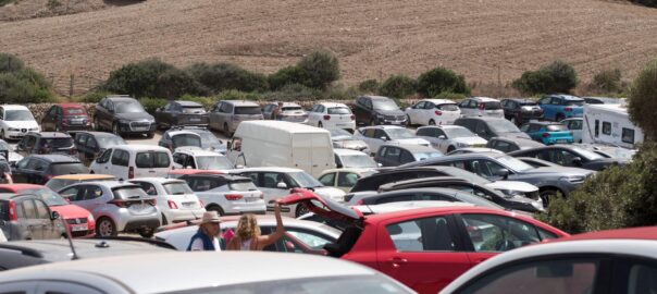 L'aparcament de Cavalleria al nord de Menorca un dia del mes d'agost (Fotografia: David Arquimbau / EFE)