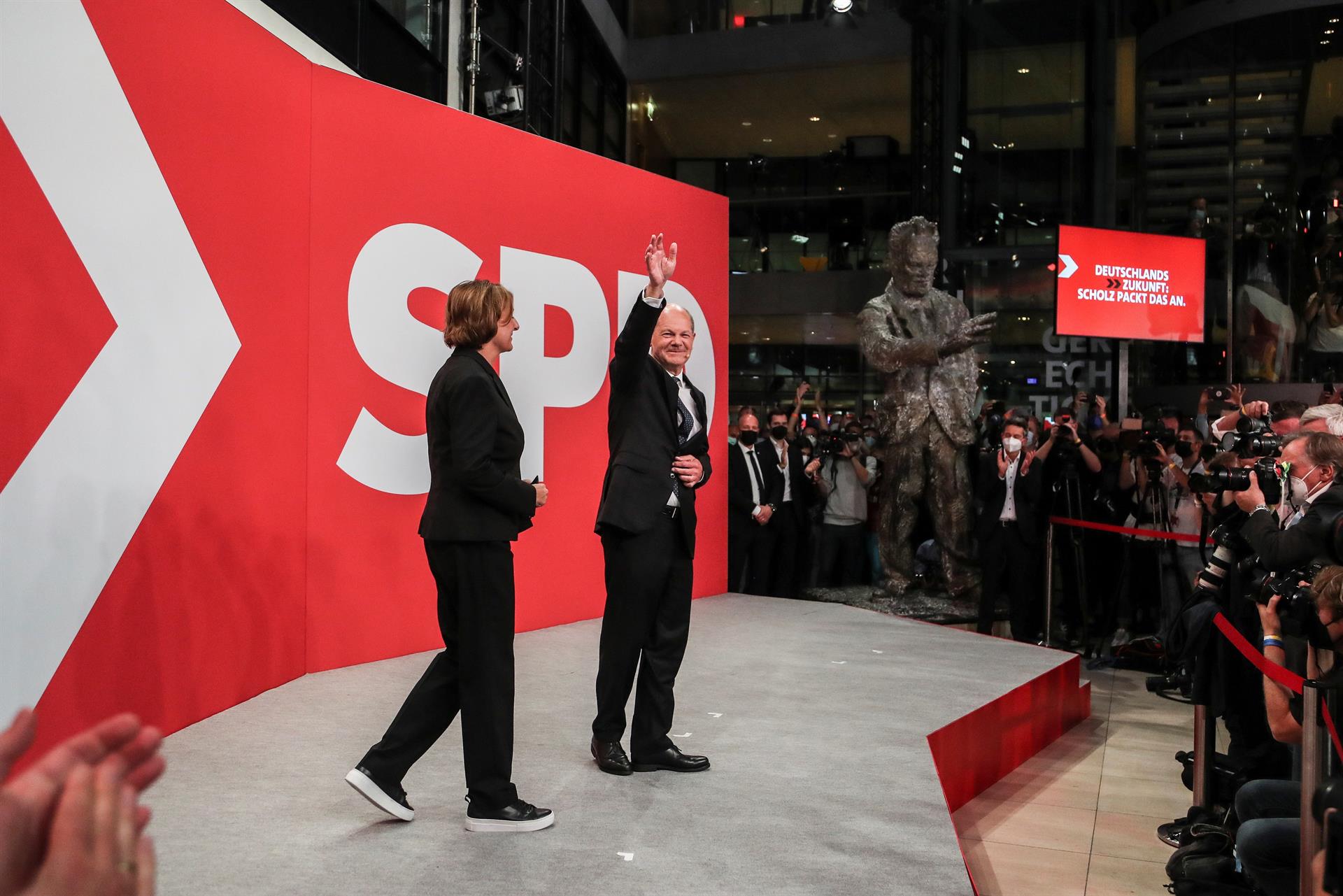 Olaf Scholz, candidat de l'SPD, celebra el resultat amb la seva dona, Britta Ernst. Fotografia: Focke Strangmann