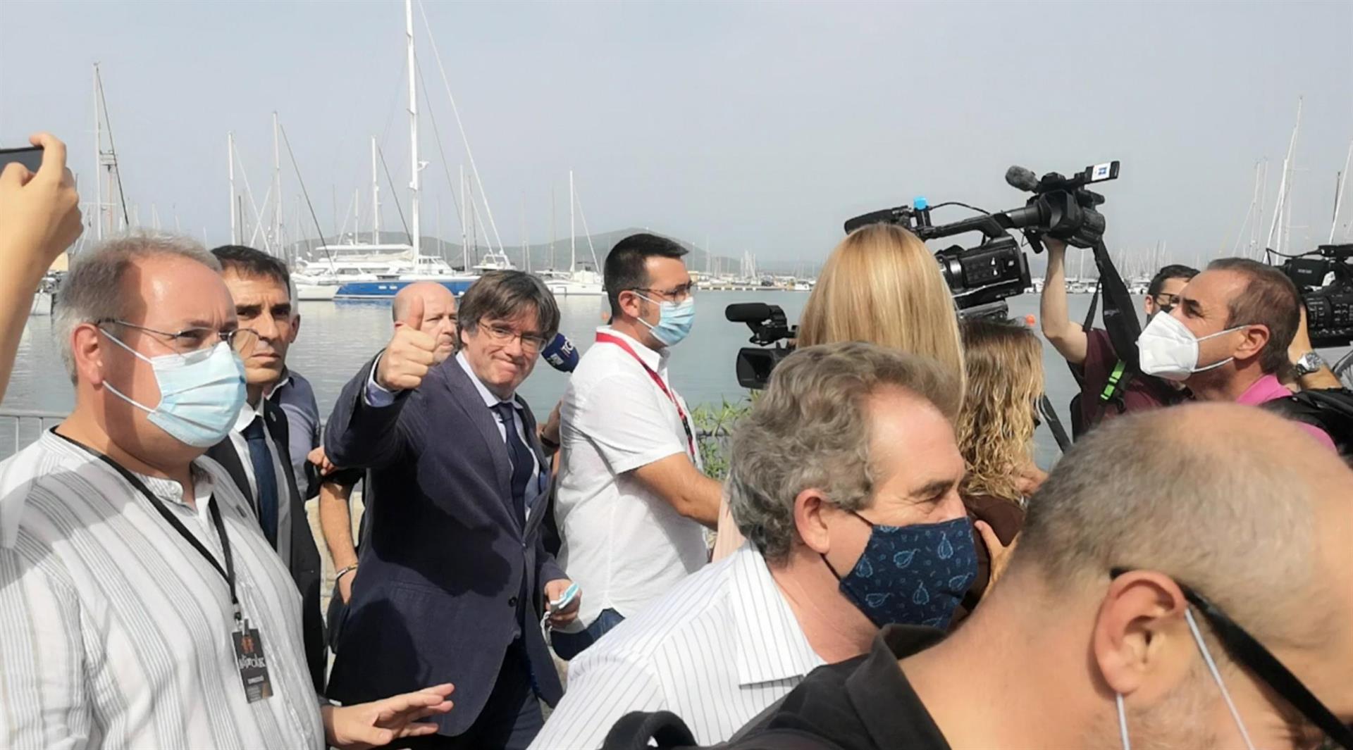 El president Puigdemont passejant pel port de l'Alguer, un cop alliberat