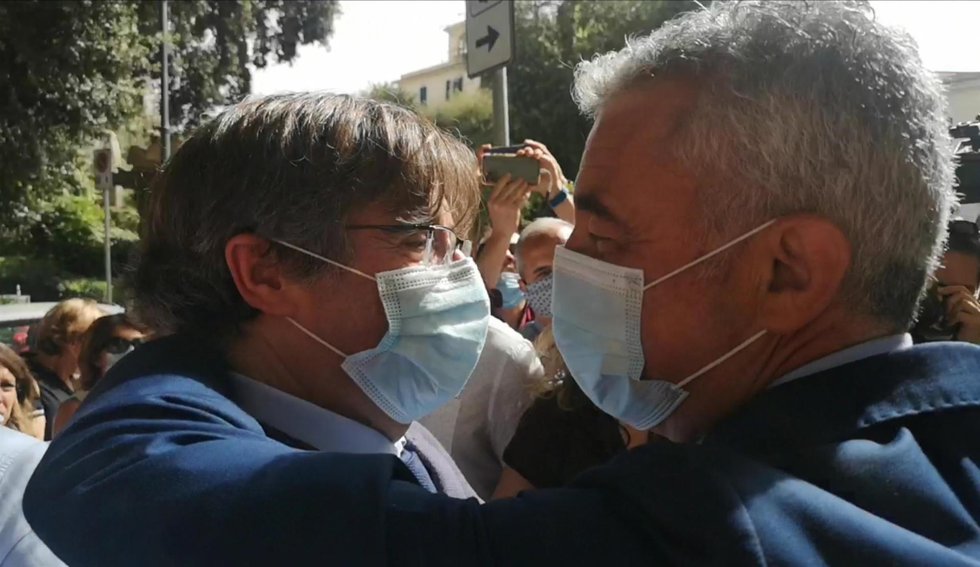 Puigdemont abraça el sindic de l'Alguer, Mario Conoci.