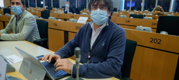 Carles Puigdemont al Parlament Europeu, acompanyat de Toni comín