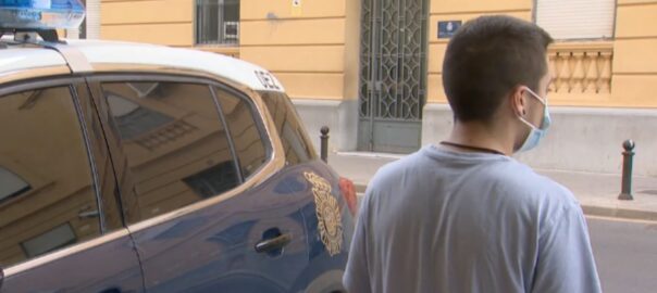 El noi trans agredit, explicant el cas a À Punt.