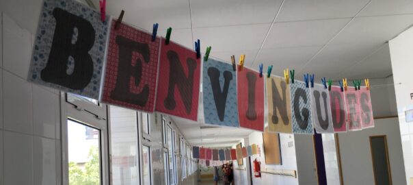 Cartell de benvinguda a un institut