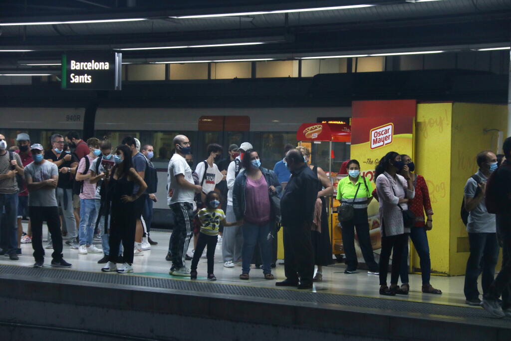 Imatge d'arxiu d'uns quants usuaris de Rodalies esperant el tren a l'estació de Sants de Barcelona